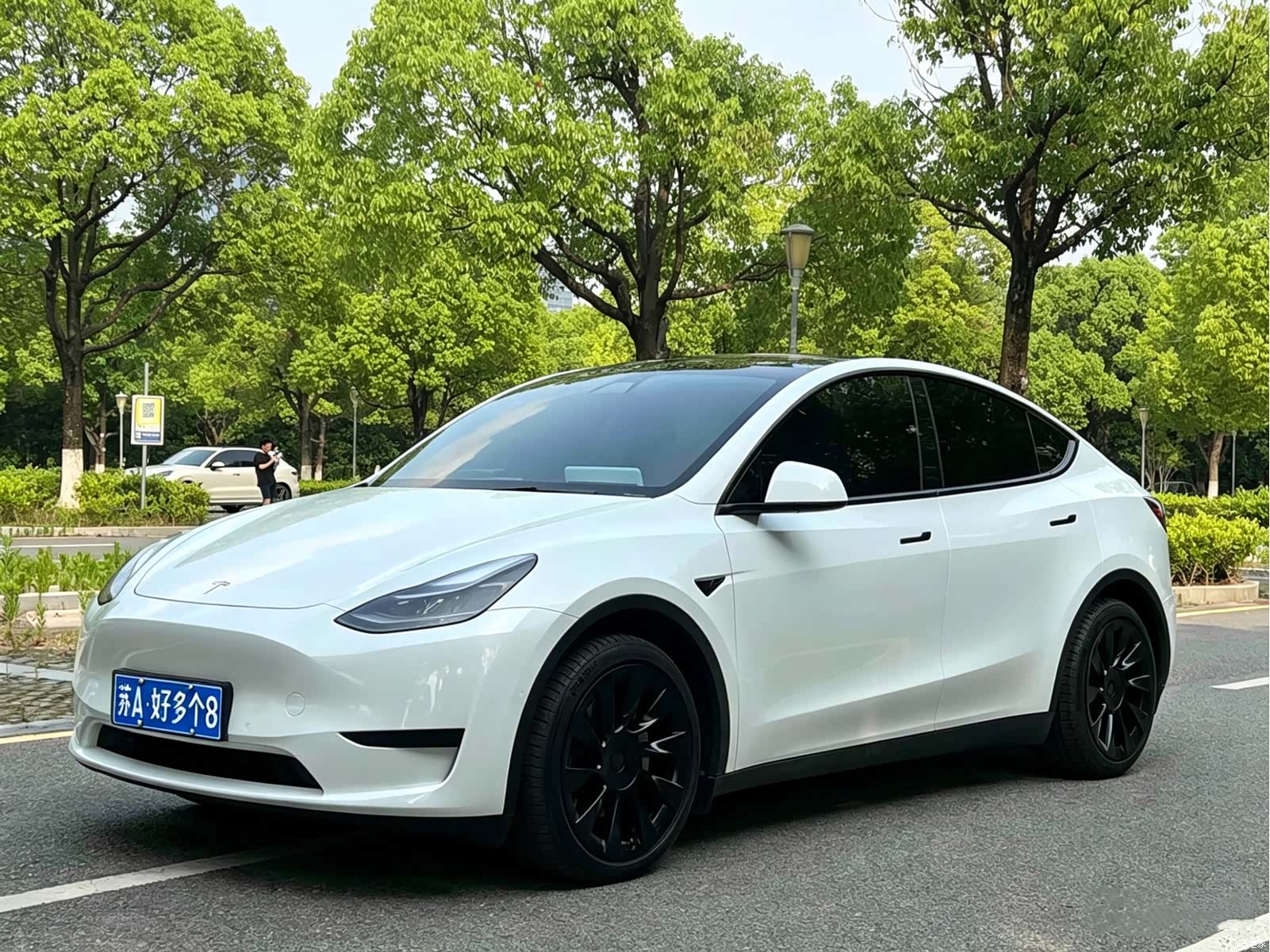Tesla Model Y, 2023 1