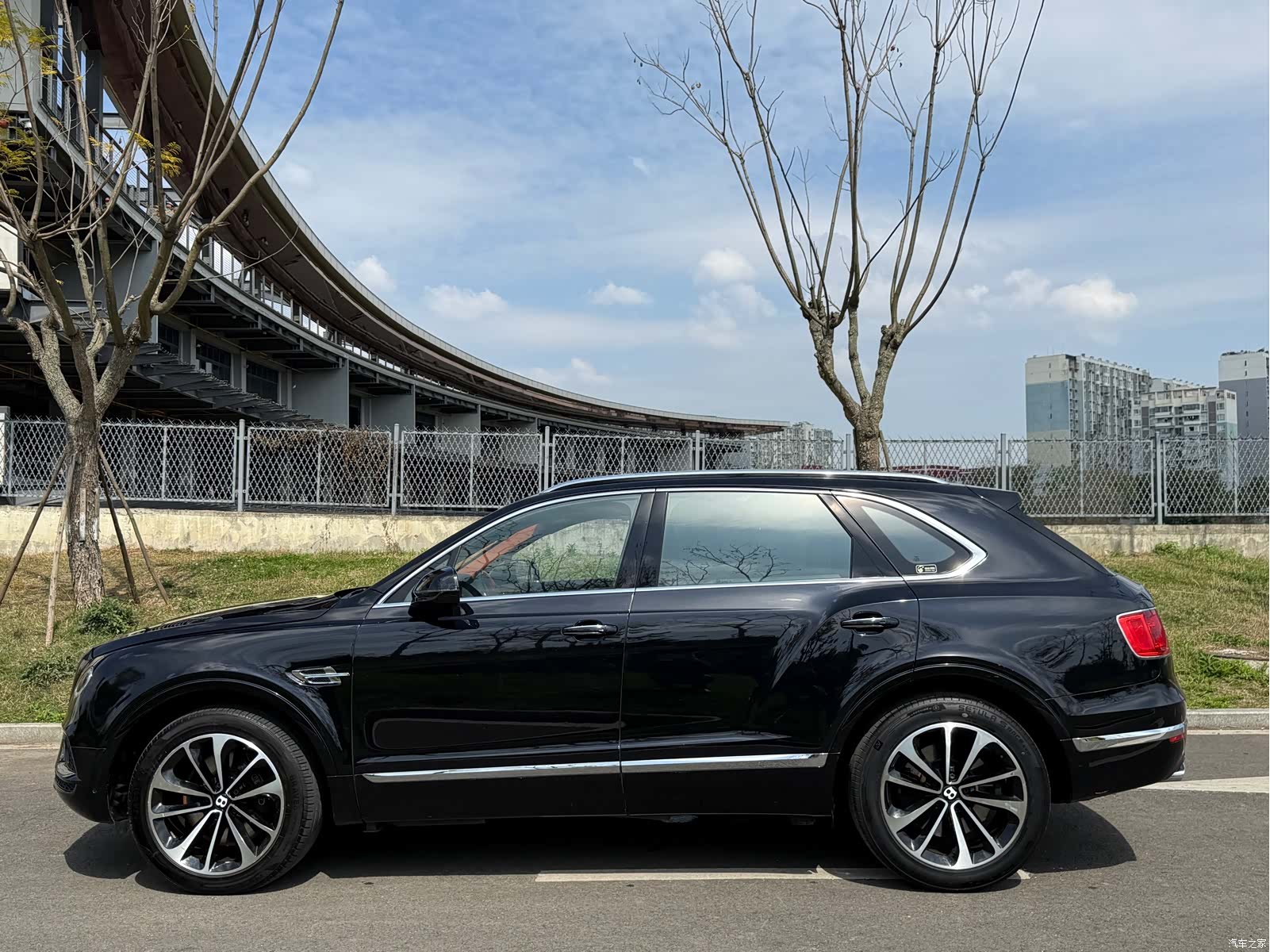 Bentley Bentayga, 2016 12