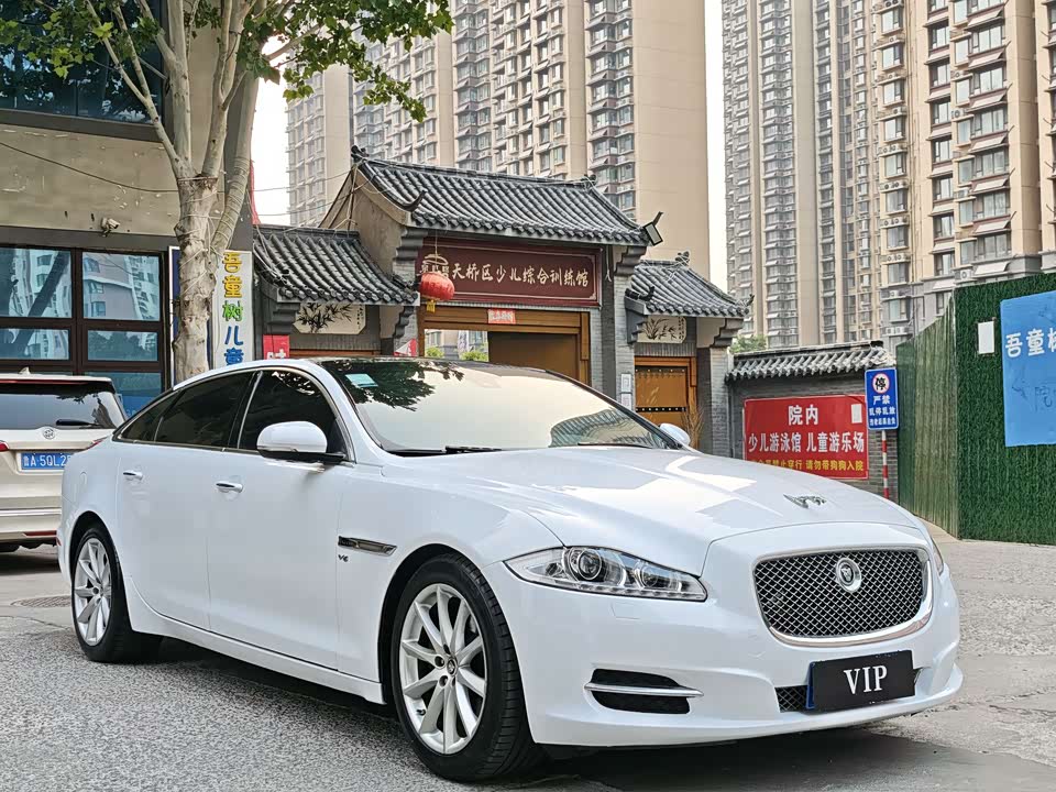 Jaguar XJ