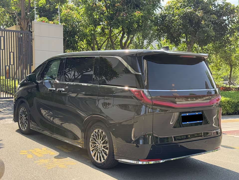 Lexus LM Lexus LM