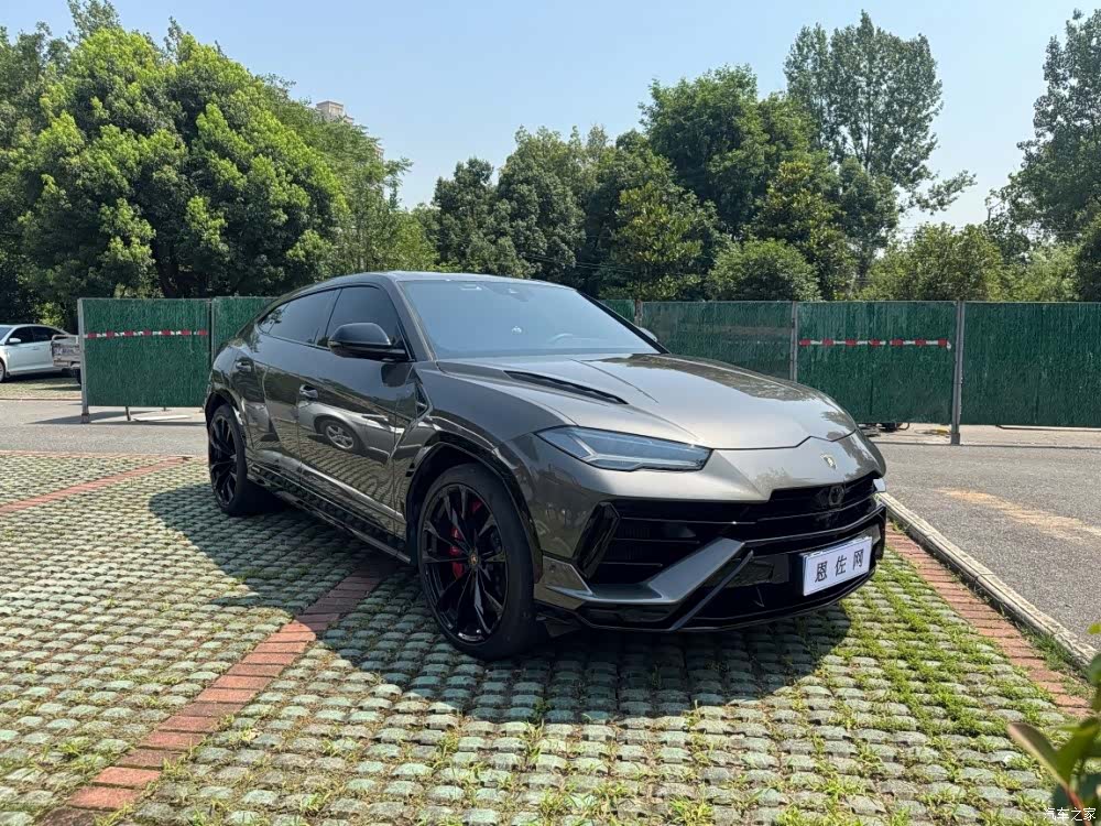 Lamborghini Urus, 2023 4