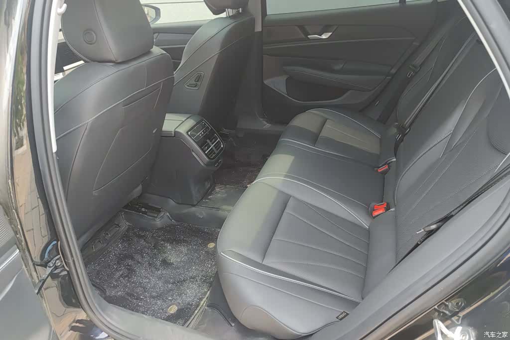 Volkswagen Passat, 2025 11