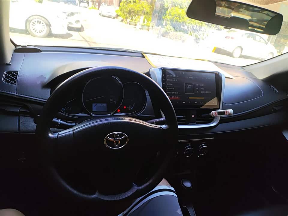 Toyota YARiS L to enjoy