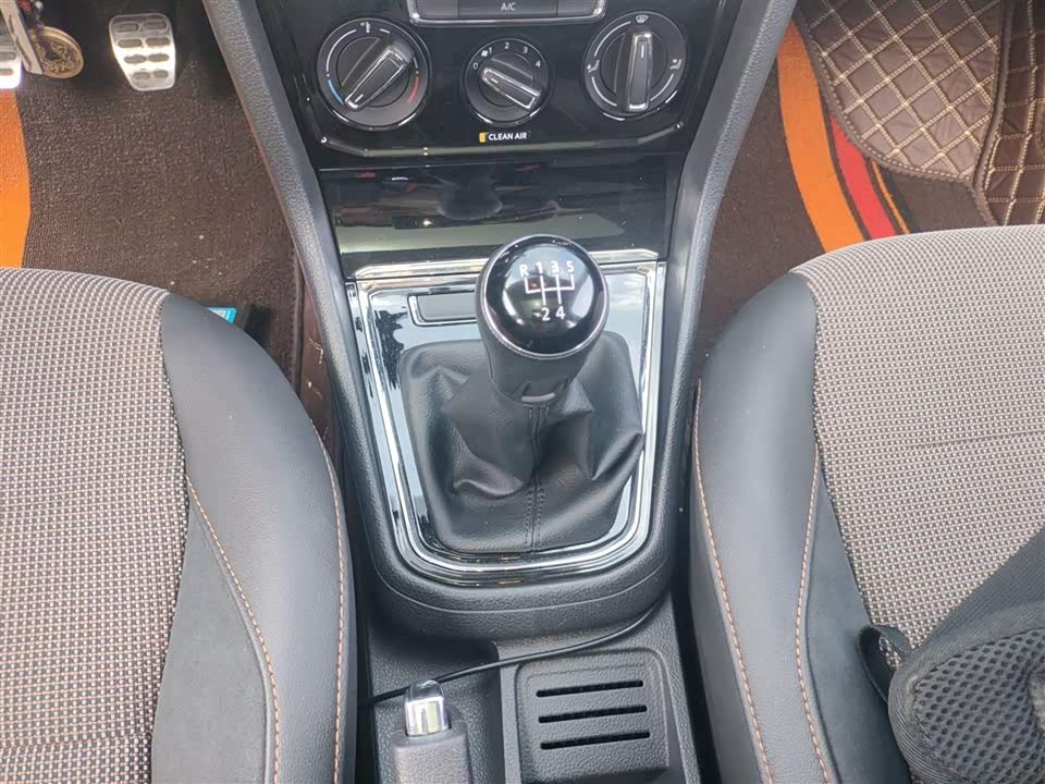 Volkswagen C-TREK Wei Collar