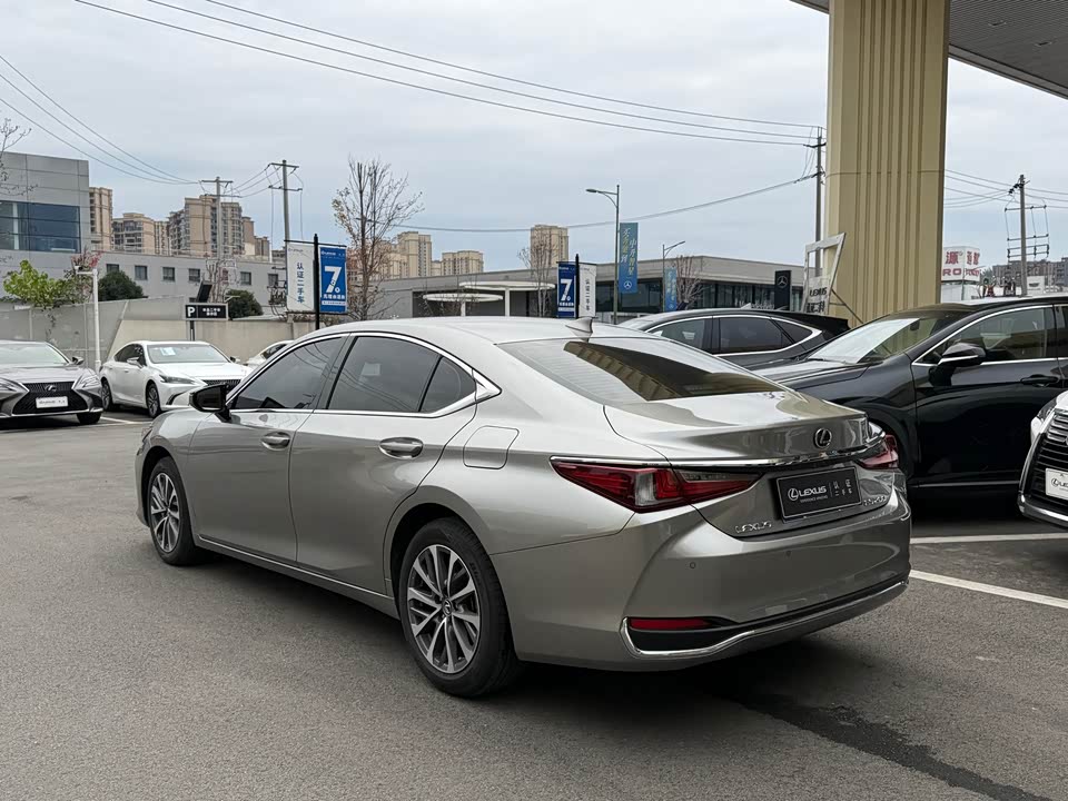 Lexus ES