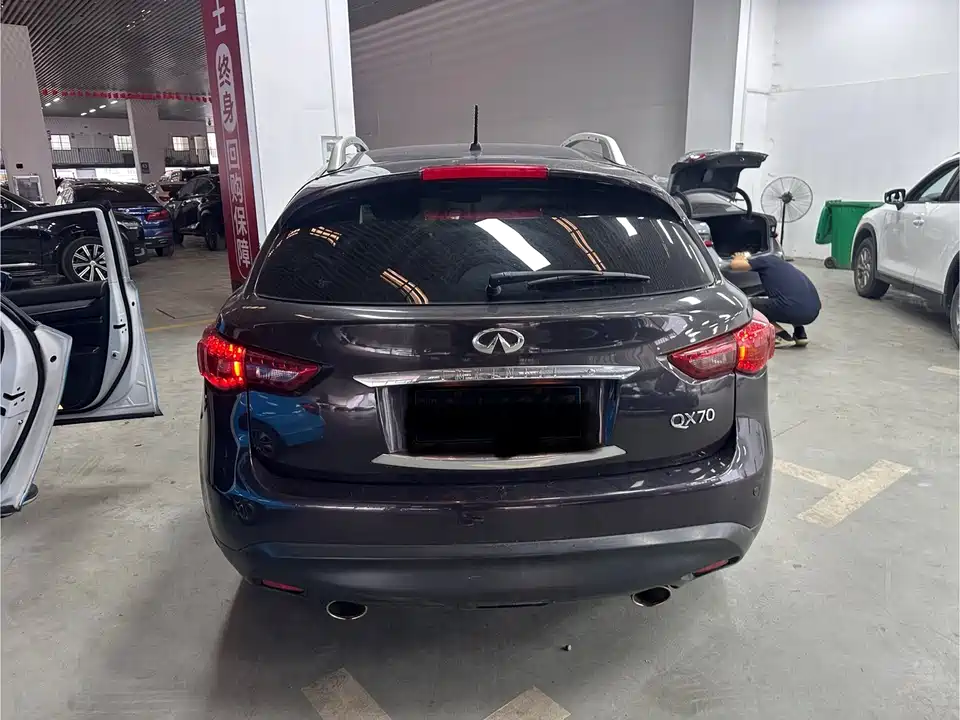 Infiniti QX70