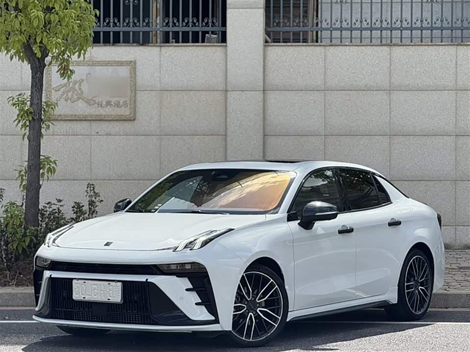 Lynk & Co 03