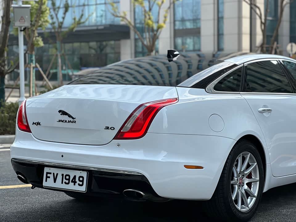 Jaguar XJ