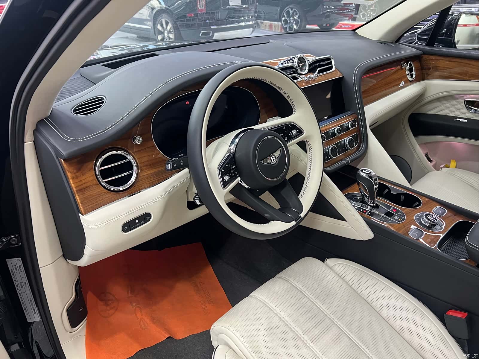 Bentley Bentayga, 2024 8