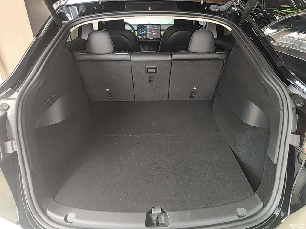 Tesla Model Y, 2023 19