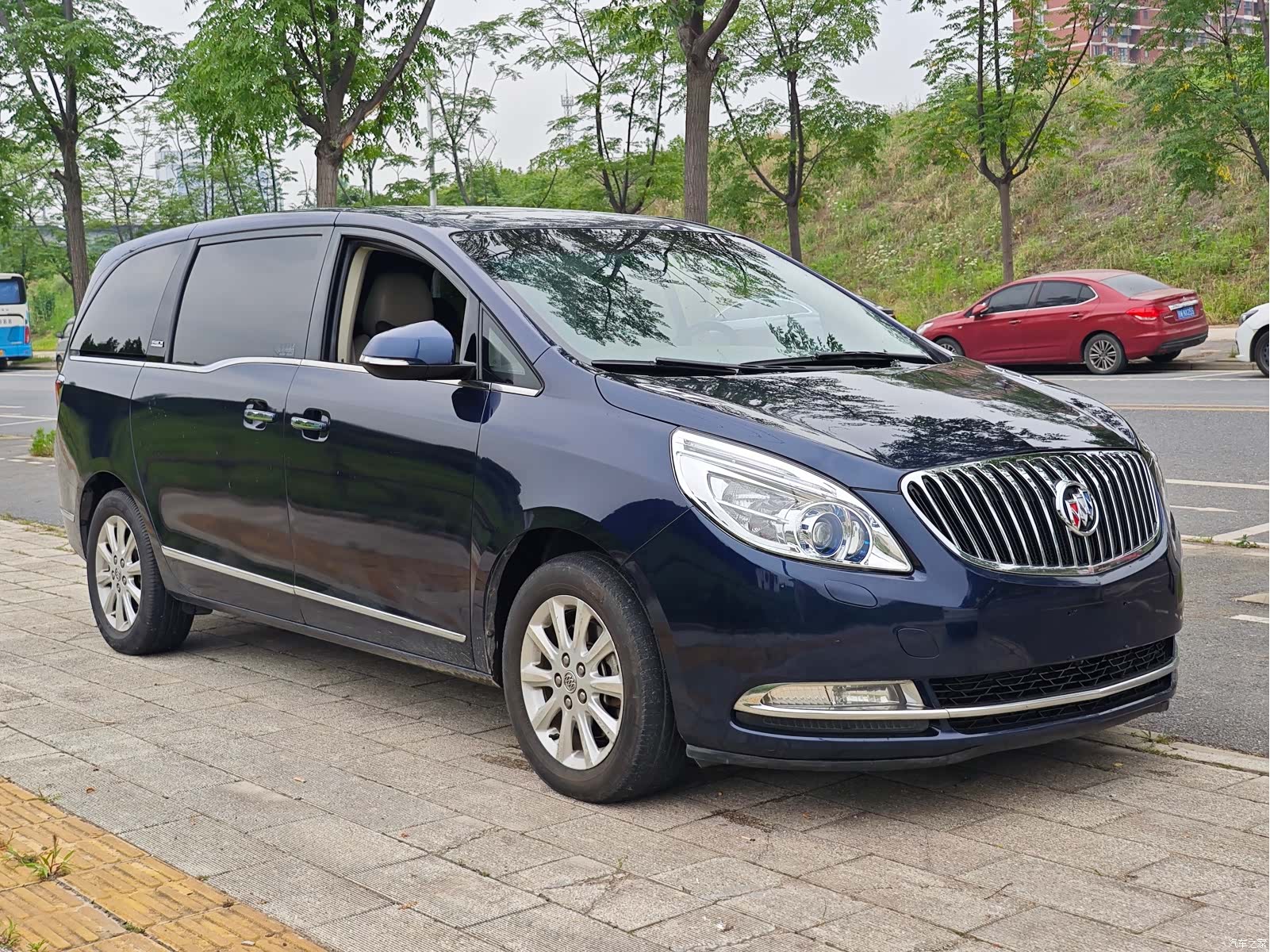 Buick GL8, 2011 3