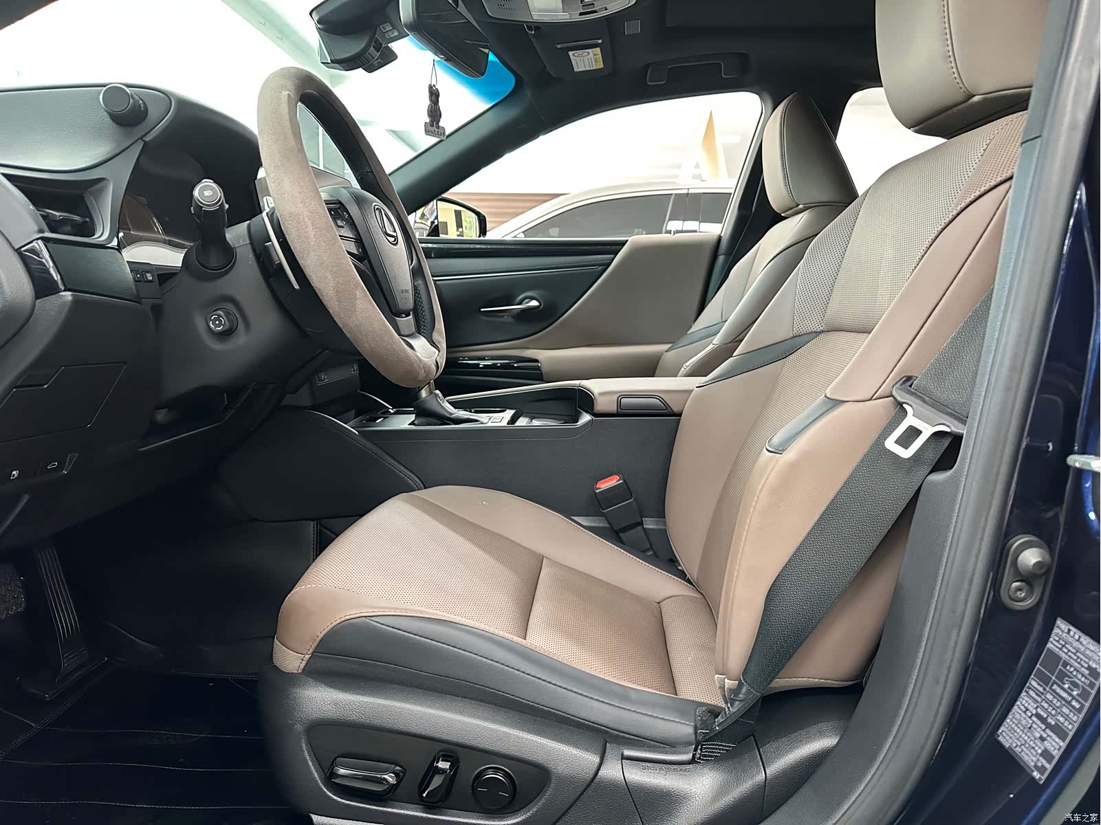 Lexus ES, 2023 12