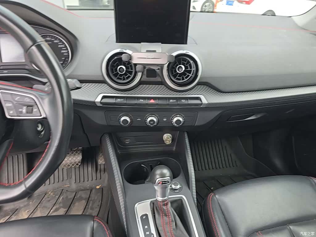 Audi Q2L, 2023 13