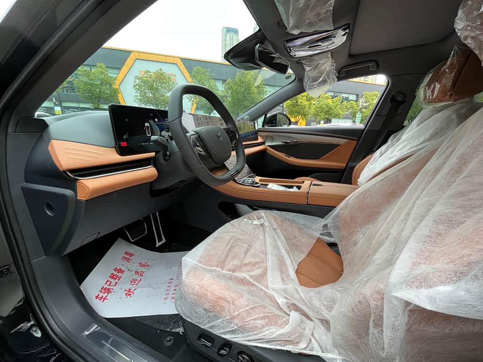 VOYAH Lantu chasing light