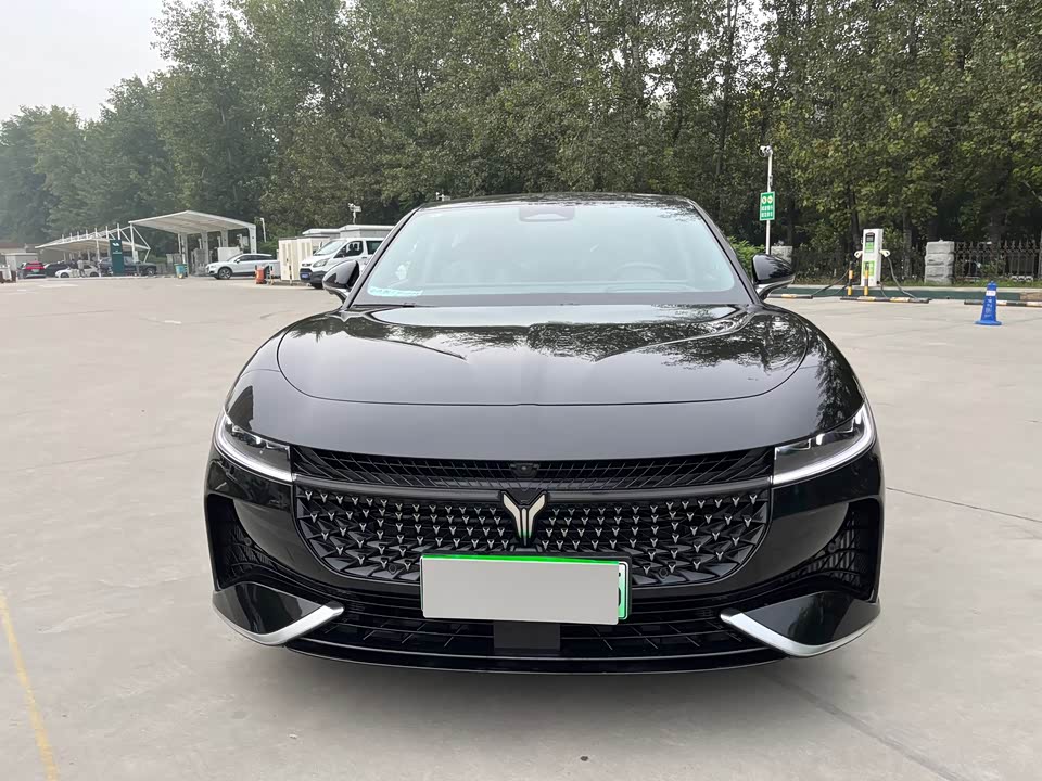 VOYAH Lantu chasing light