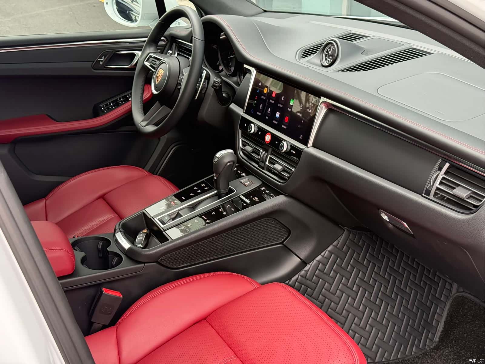 Porsche Macan, 2025 11