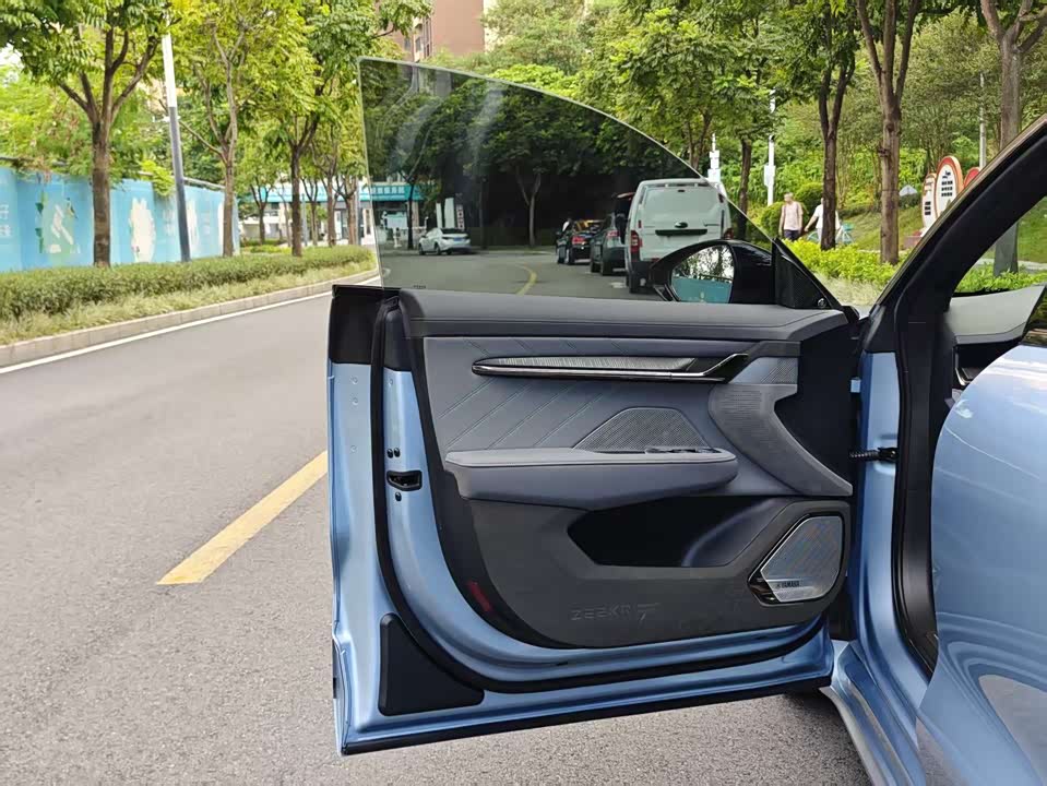 Zeekr 001