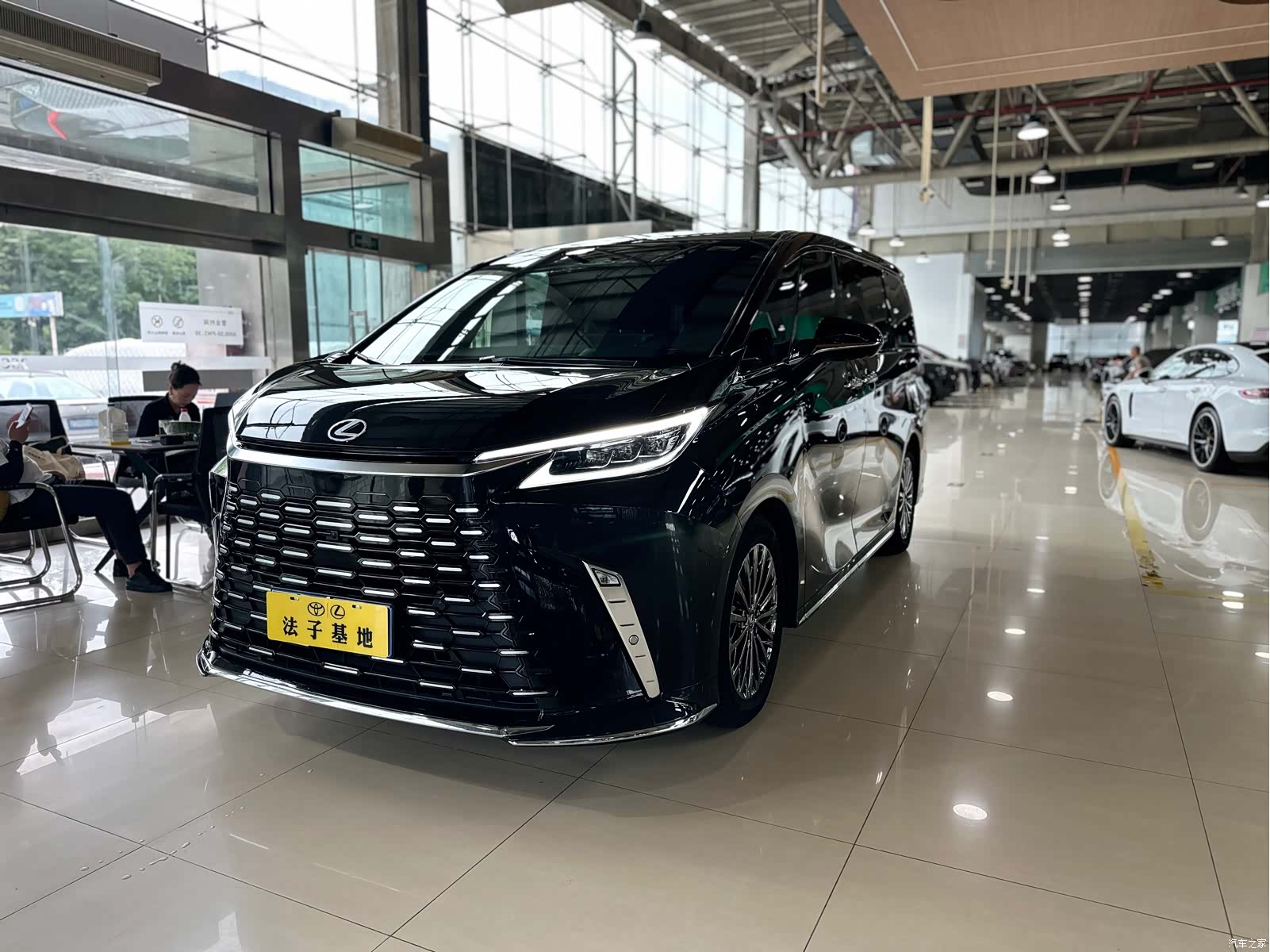 Lexus LM, 2024 4