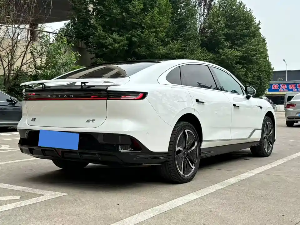 VOYAH Lantu chasing light