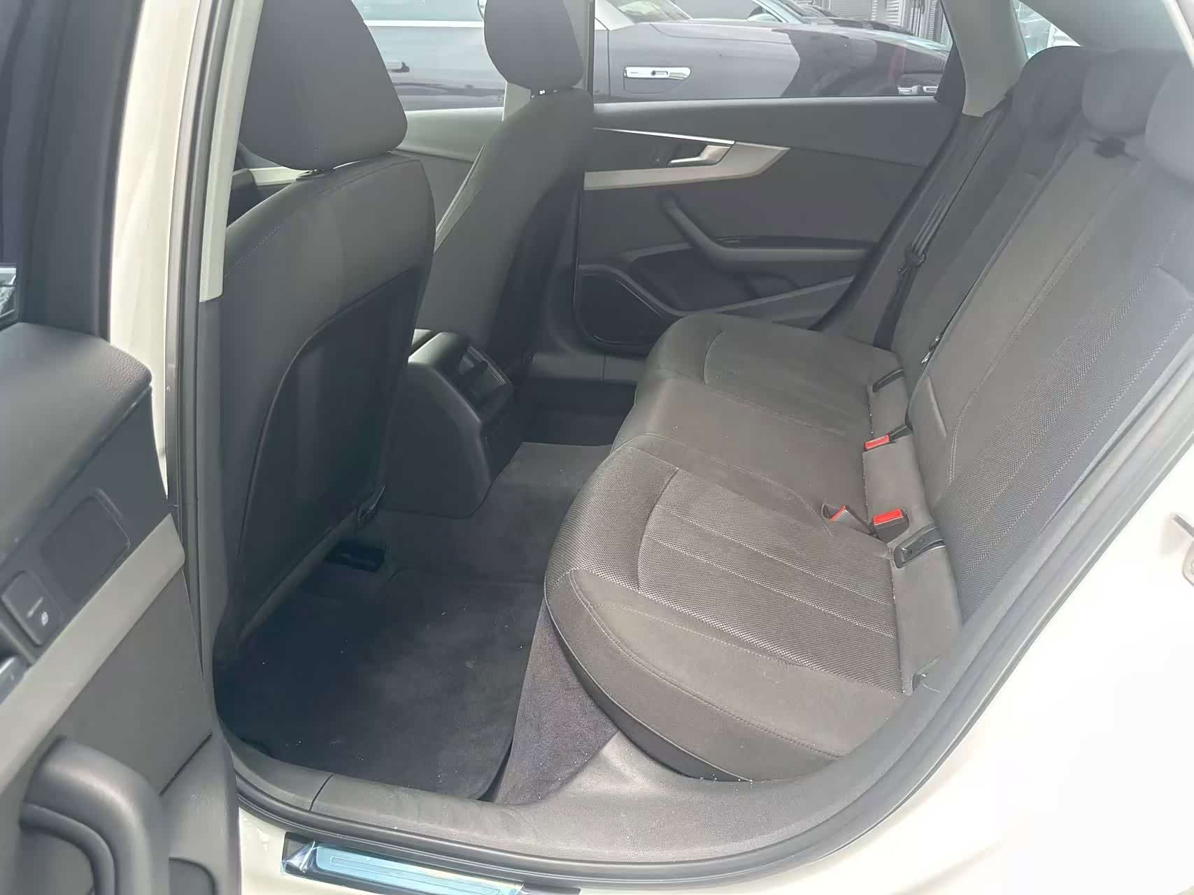 Audi A4L, 2018 все фото