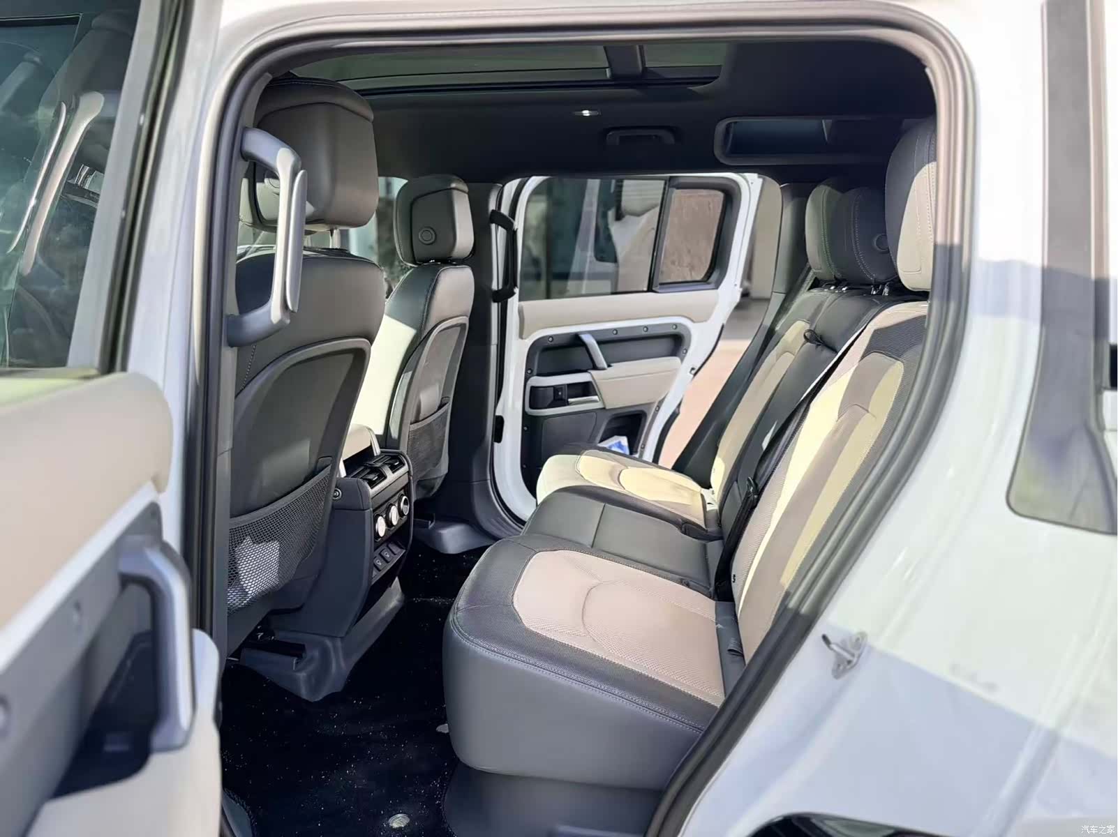 Land Rover Defender, 2023 21