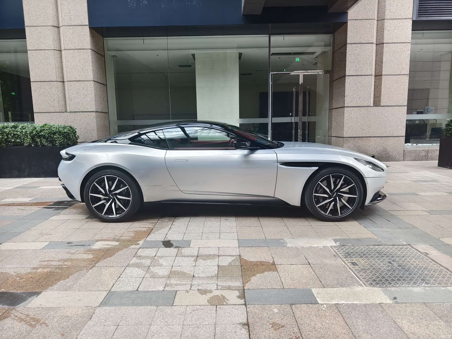 Aston Martin DB11, 2022 2