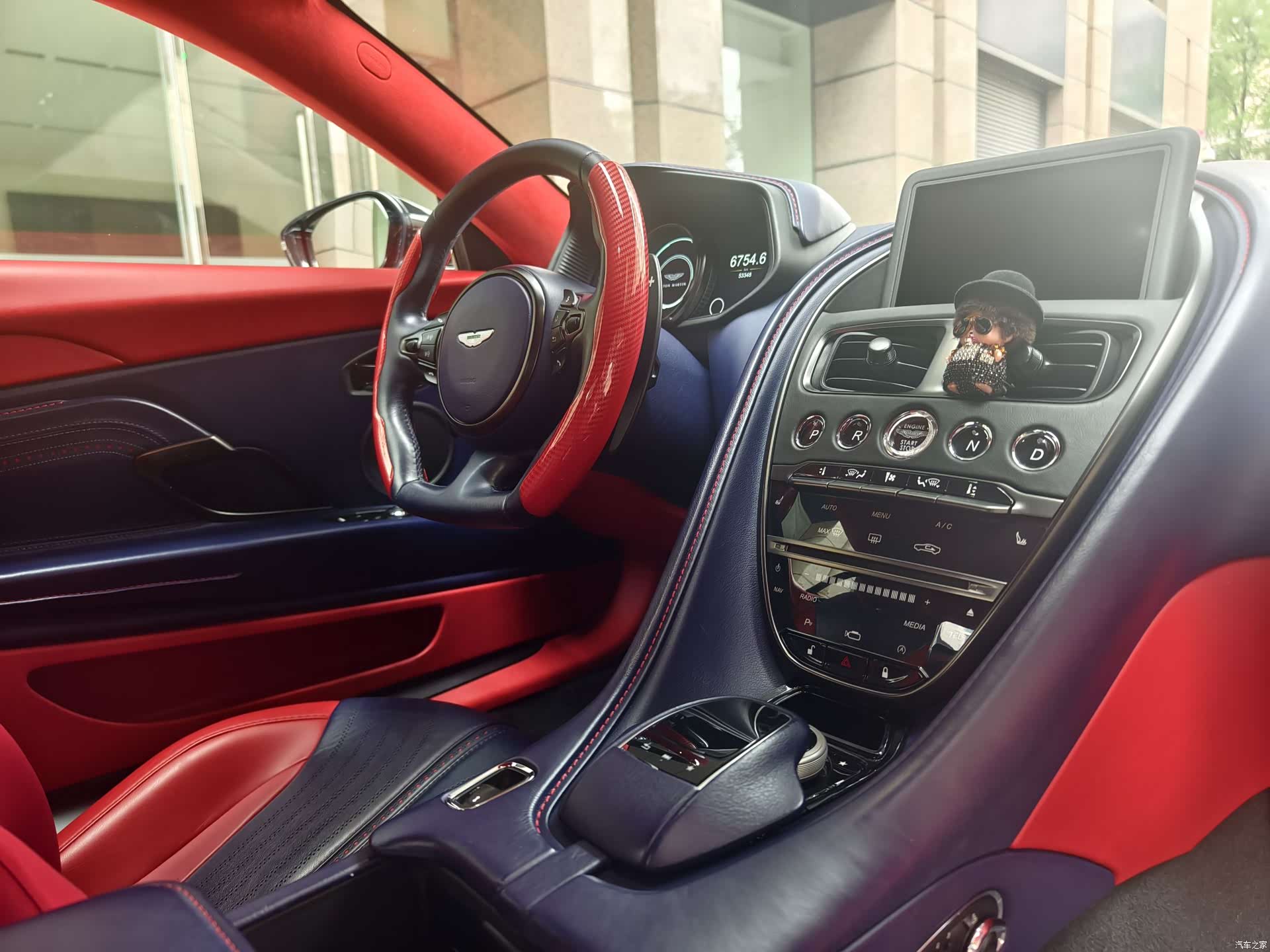 Aston Martin DB11, 2022 8