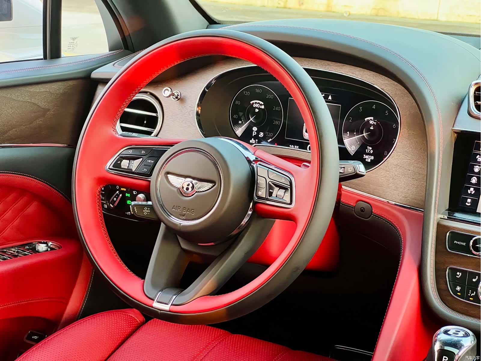 Bentley Bentayga, 2023 13
