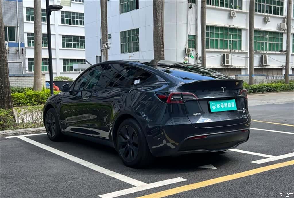 Tesla Model Y, 2024 6