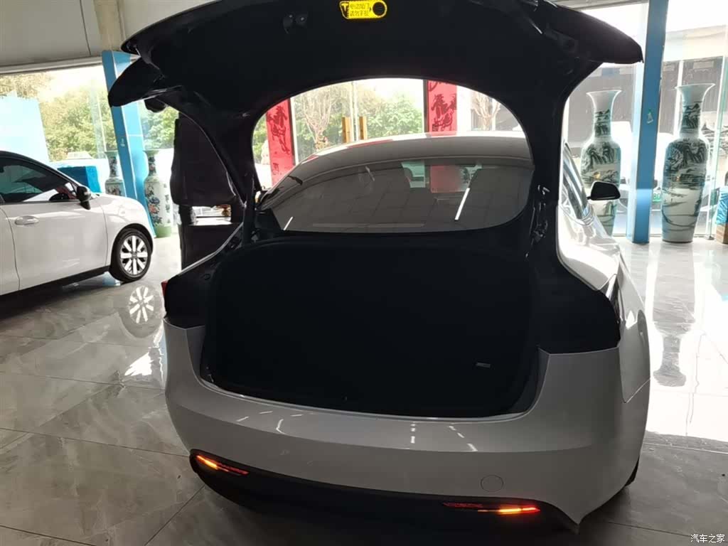 Tesla Model 3, 2025 19