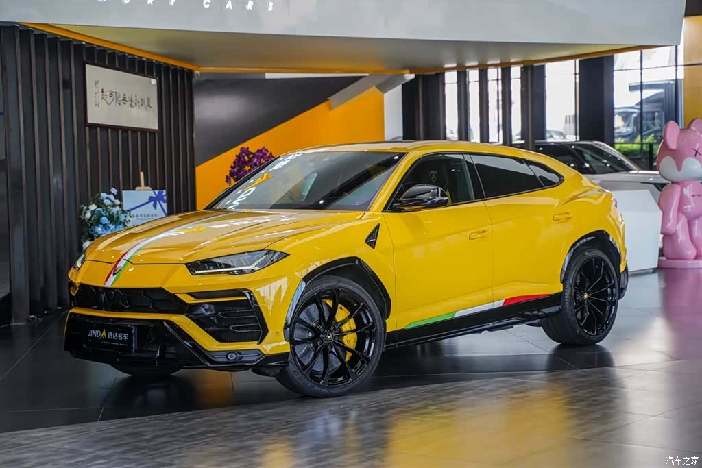 Lamborghini Urus, 2023 1