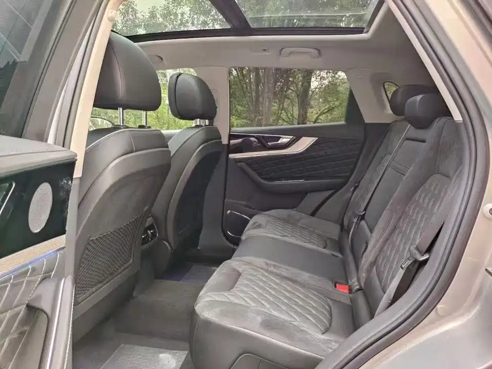 Hongqi HS5