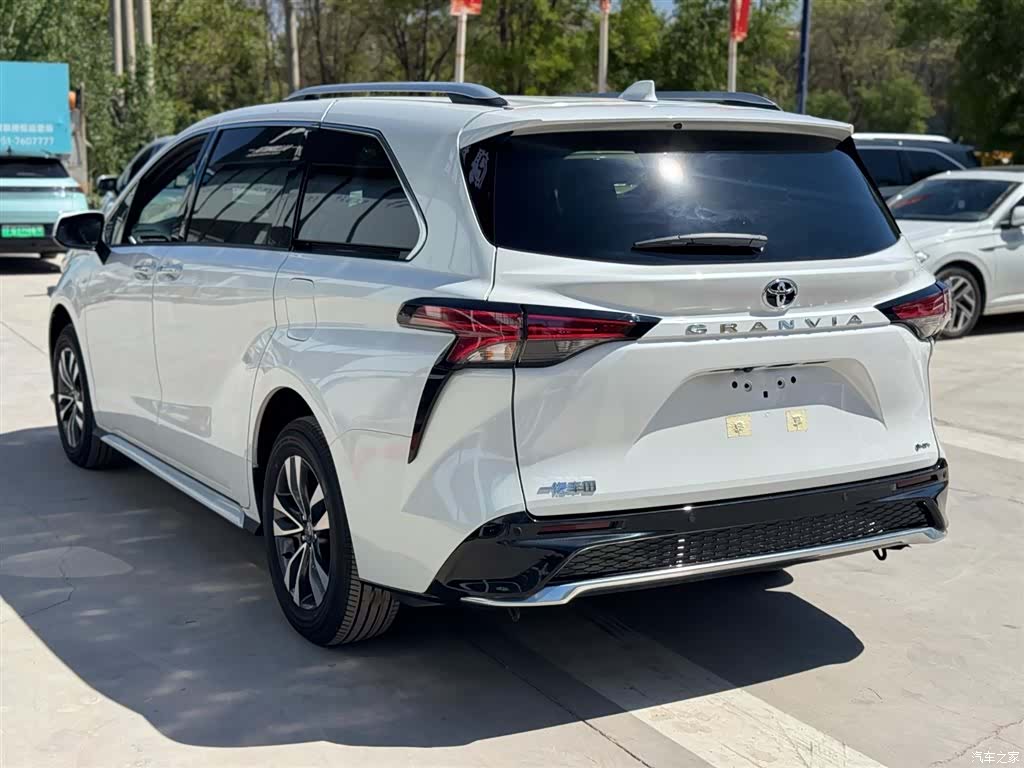 Toyota Granvia, 2026 4