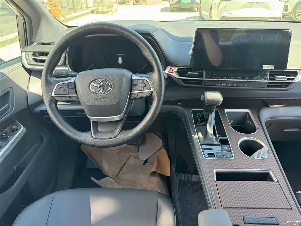 Toyota Granvia, 2026 10
