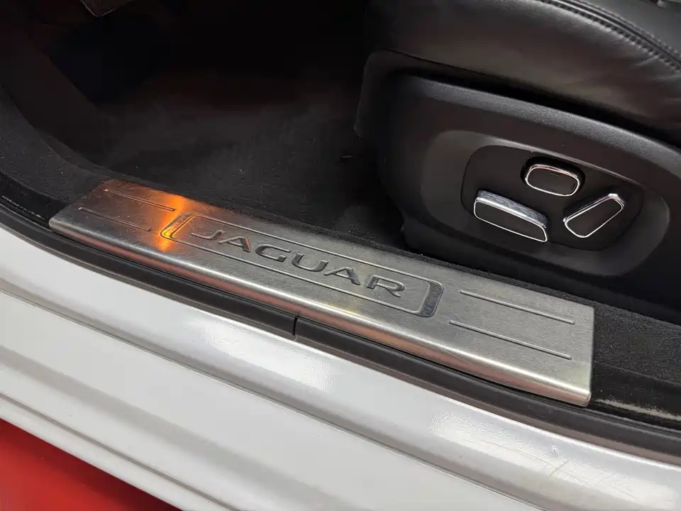 Jaguar XJ Jaguar XJ