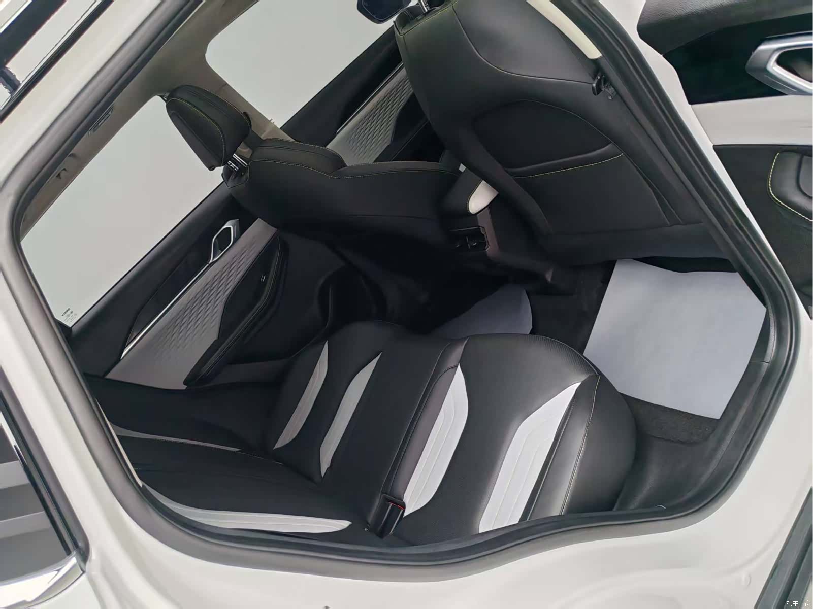 Geely Coolray, 2023 13