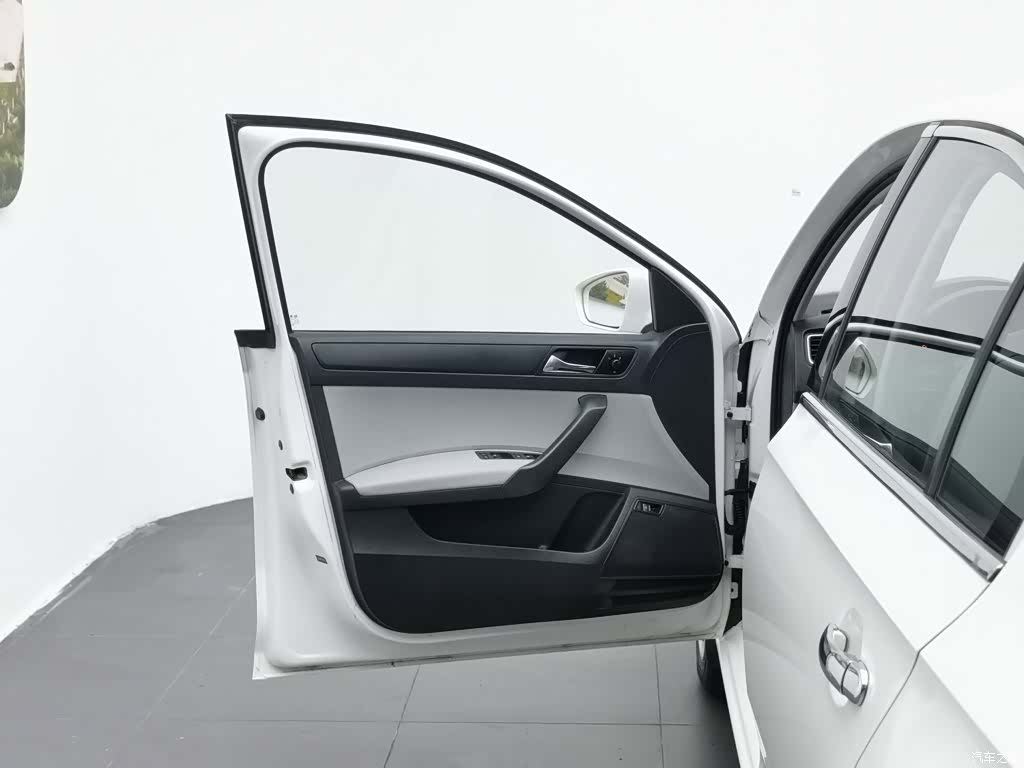 Skoda Rapid, 2014 8