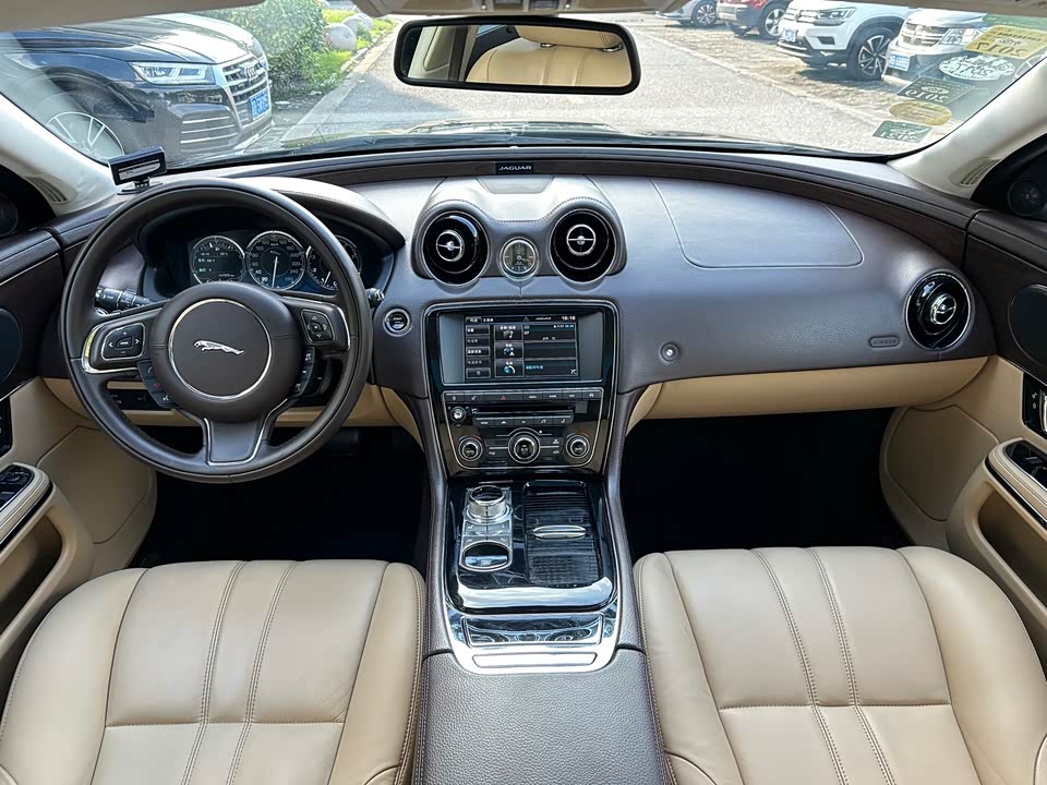 Jaguar XJ Jaguar XJ