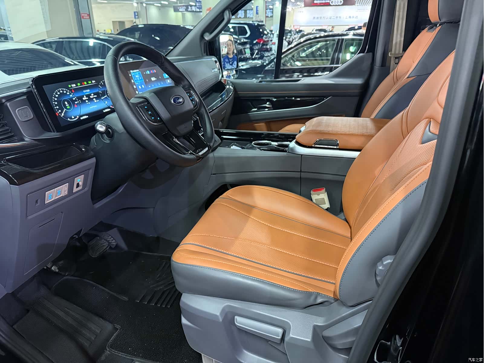 Ford Tourneo, 2025 4