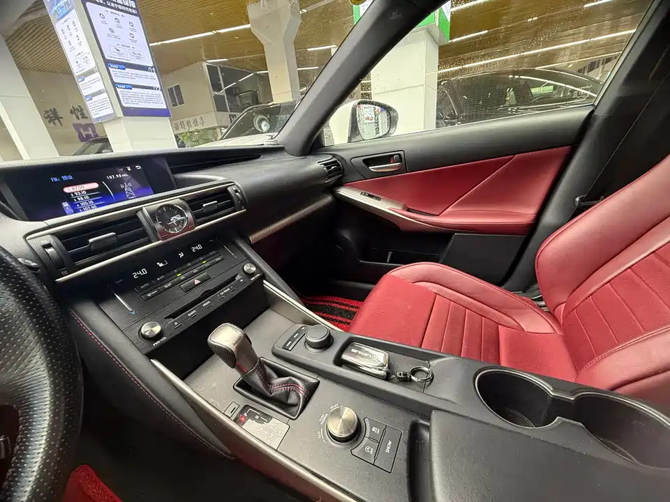 Lexus IS