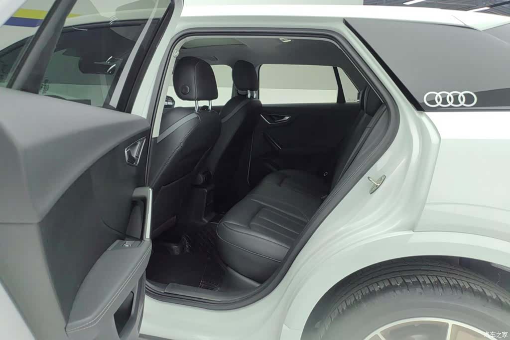 Audi Q2L, 2023 11
