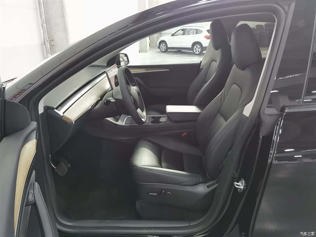 Tesla Model Y, 2023 10