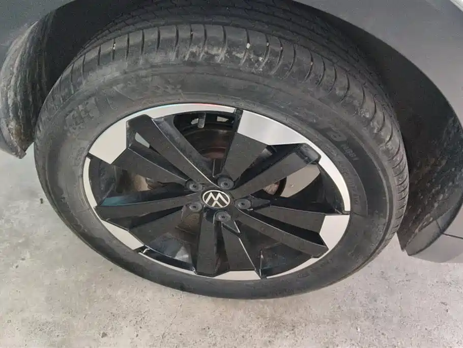 Volkswagen Exploring the shadow