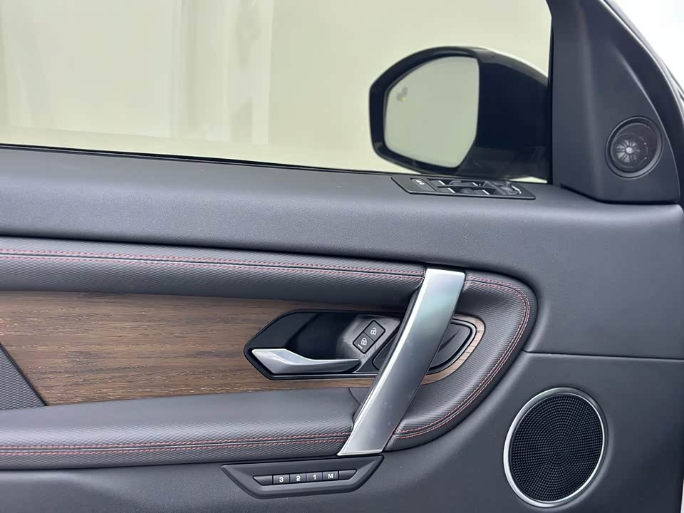 Land Rover Discover sources for sports