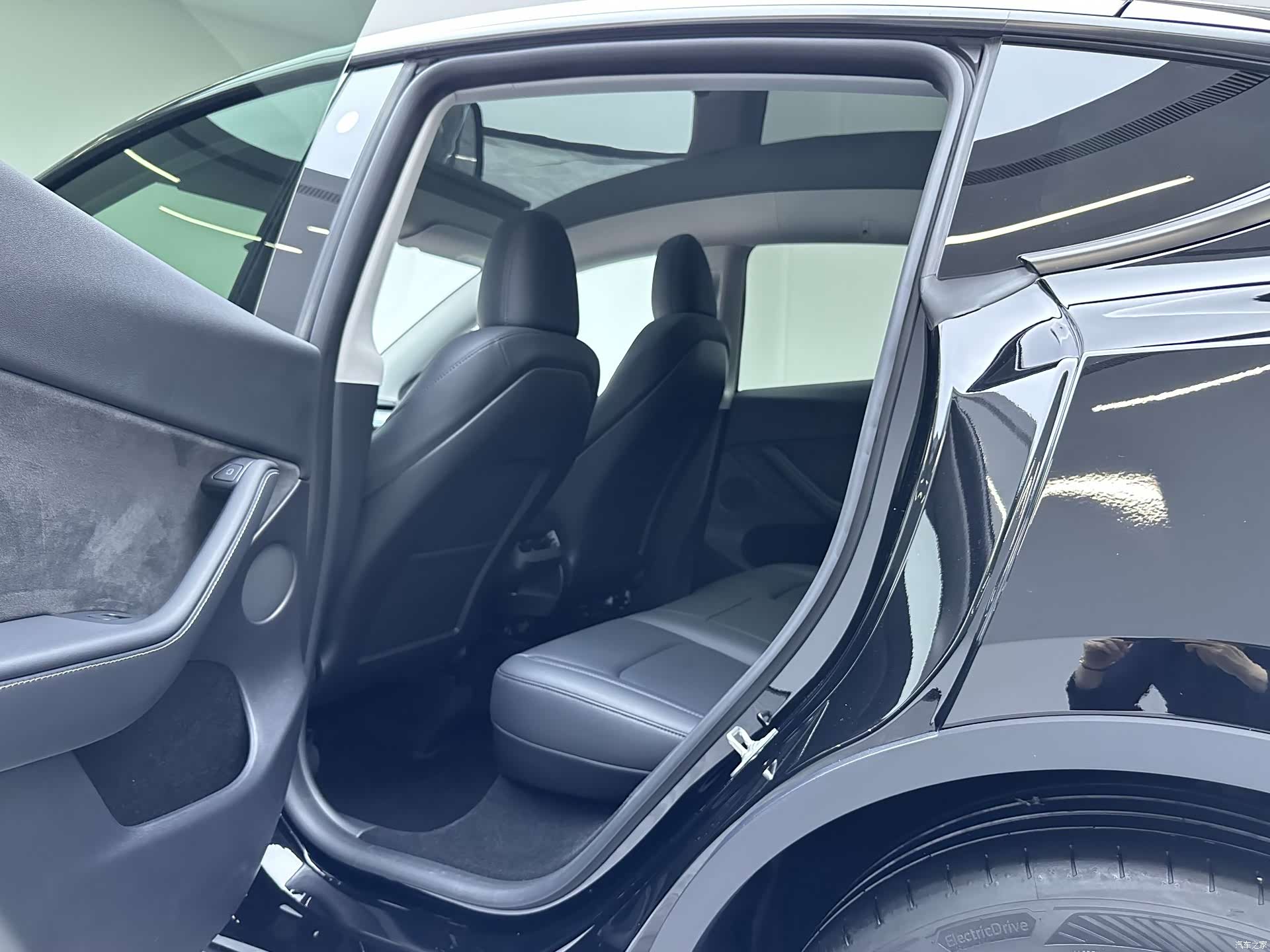 Tesla Model Y, 2023 16