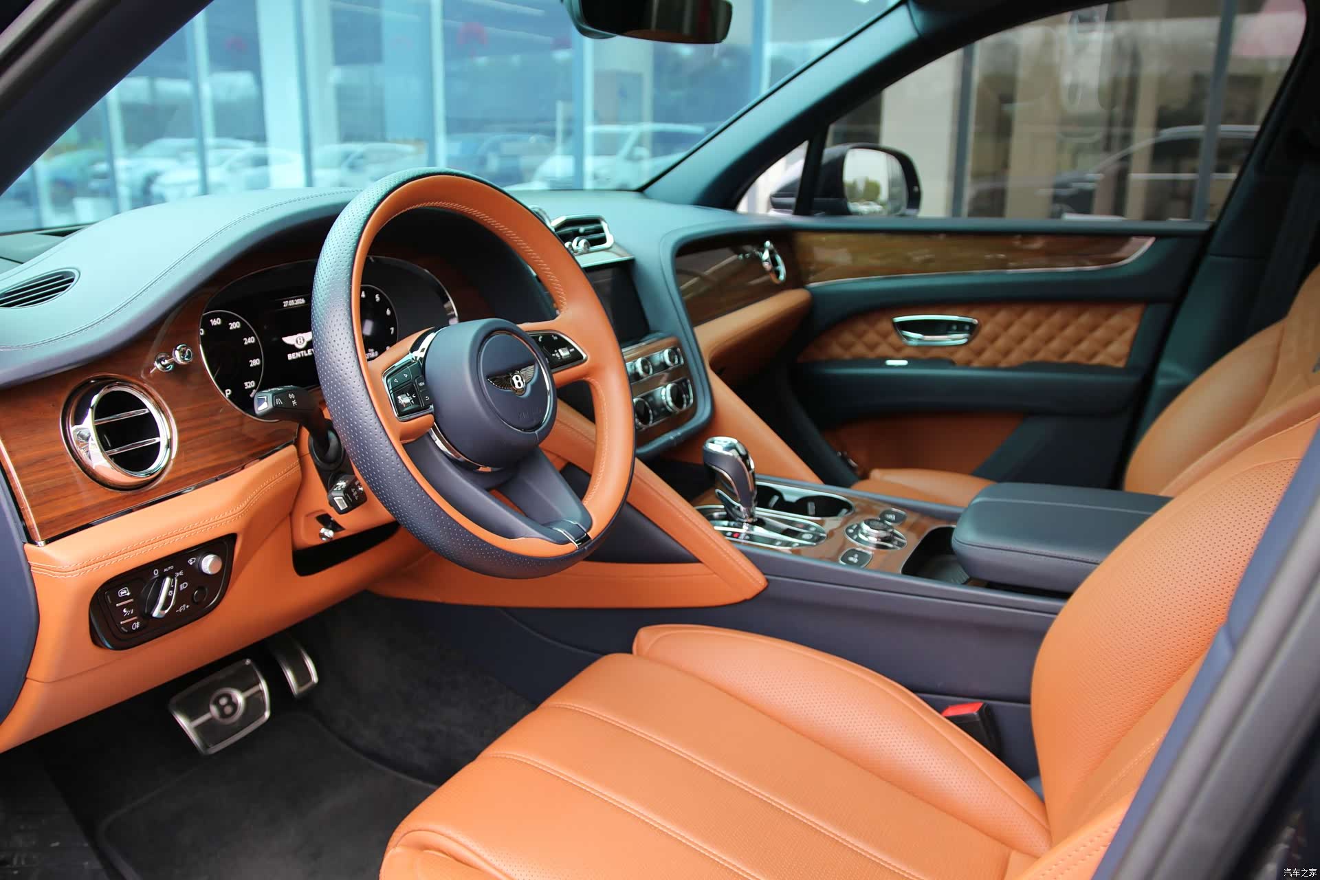 Bentley Bentayga, 2022 9