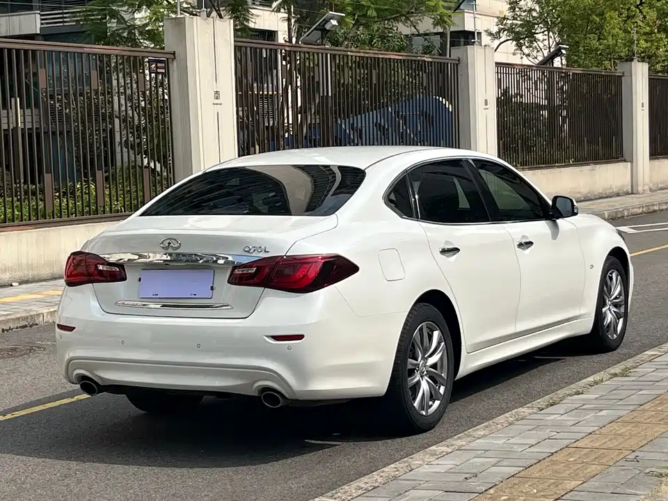 Infiniti Q70