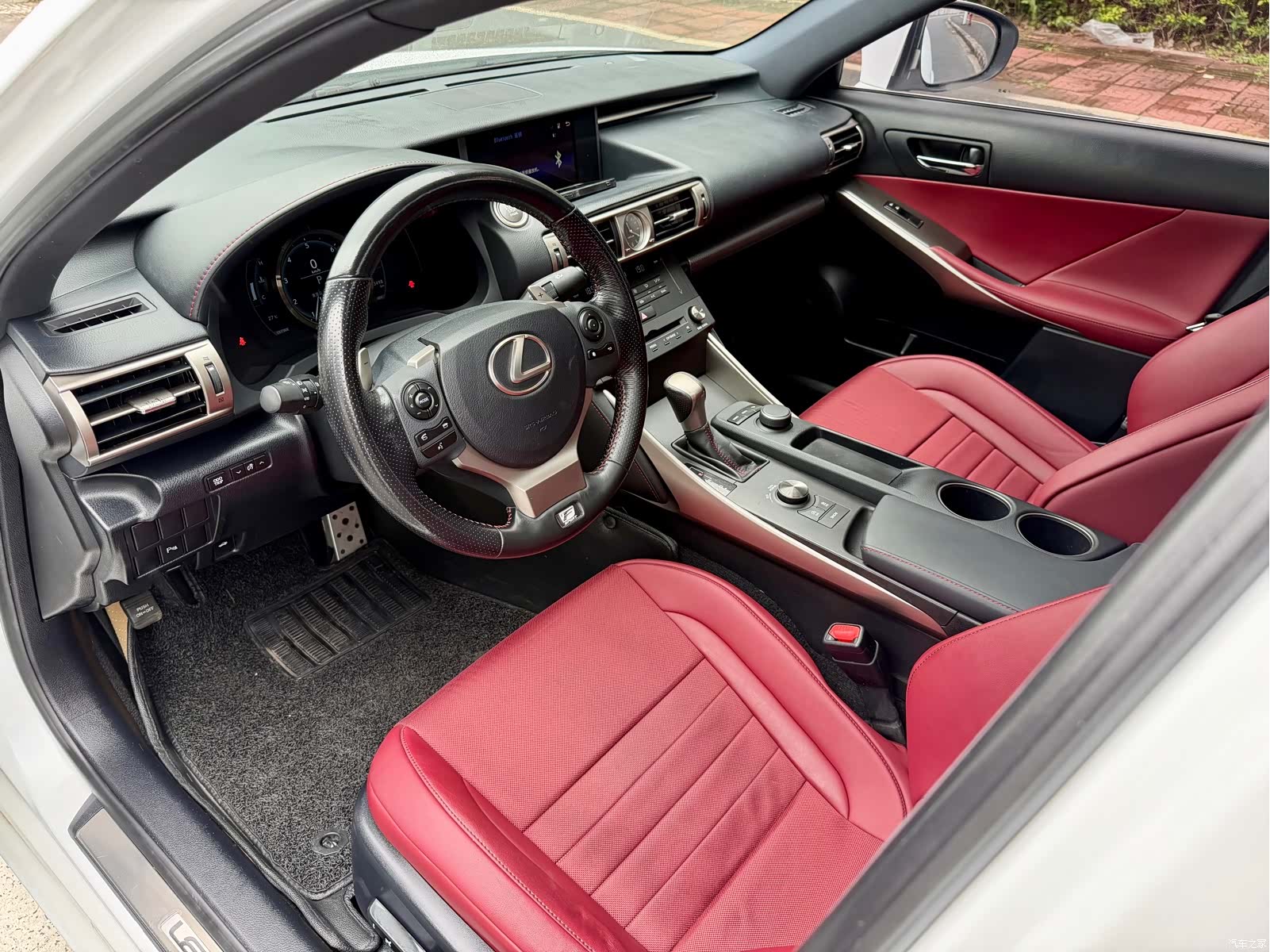 Lexus IS, 2016 13
