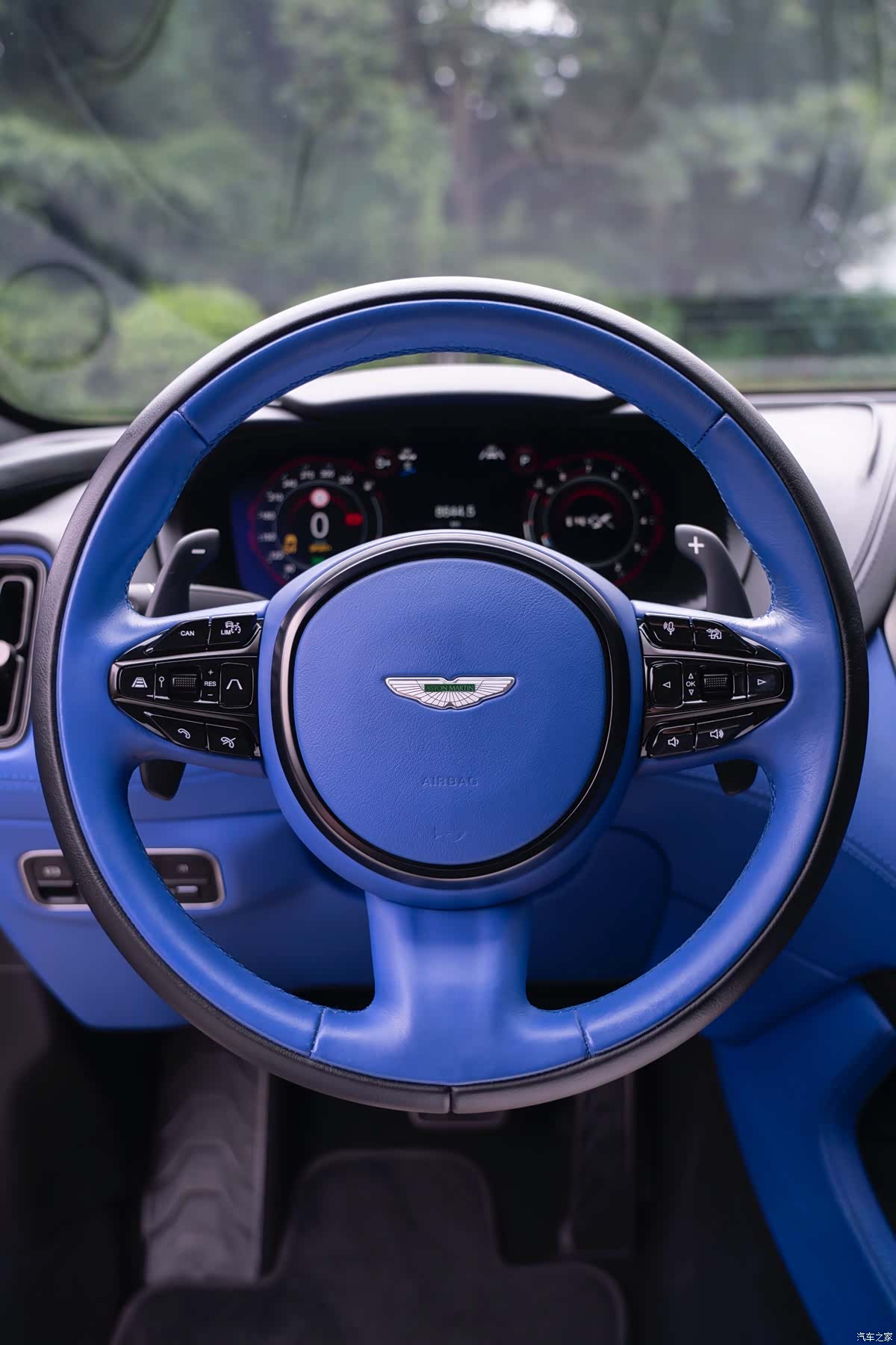 Aston Martin DBX, 2022 13