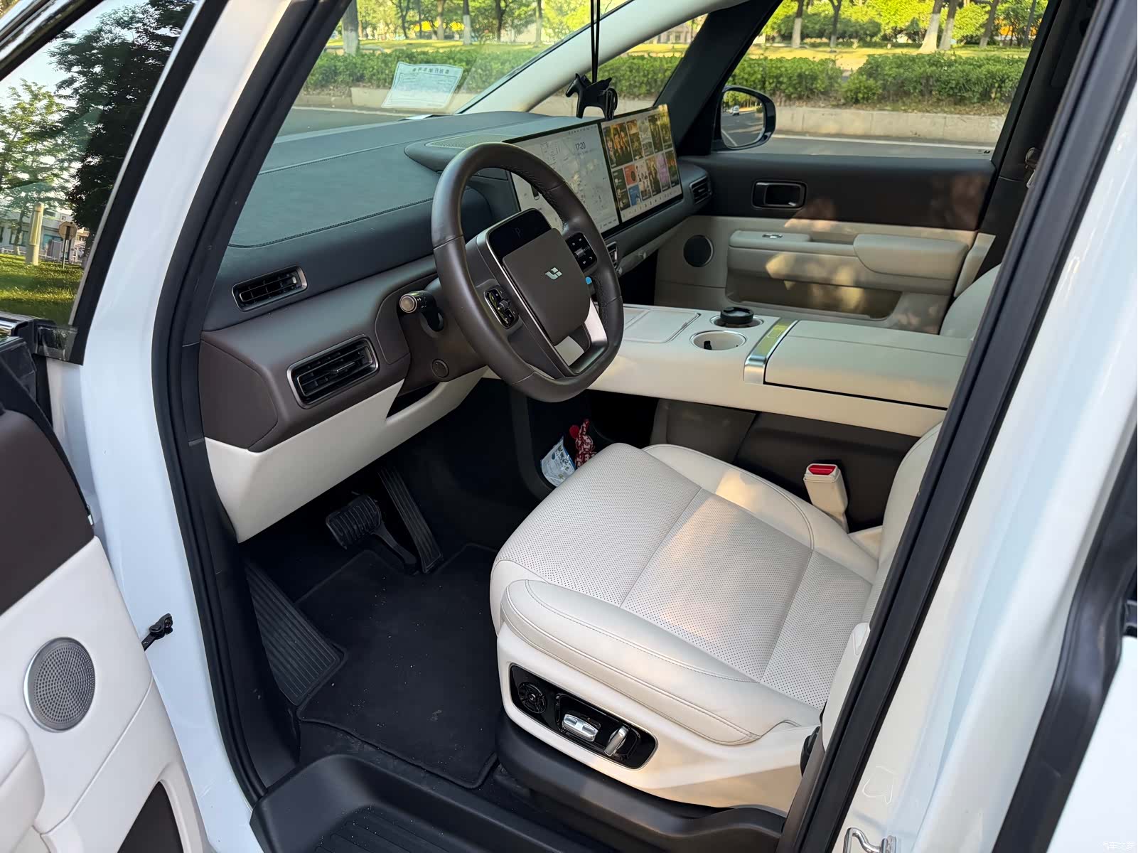 Li Auto MEGA, 2024 8